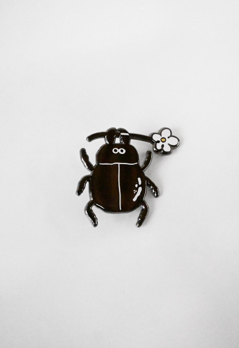 HO HOS HOLE IN THE WALL Beetle Pin Natali Koromoto design